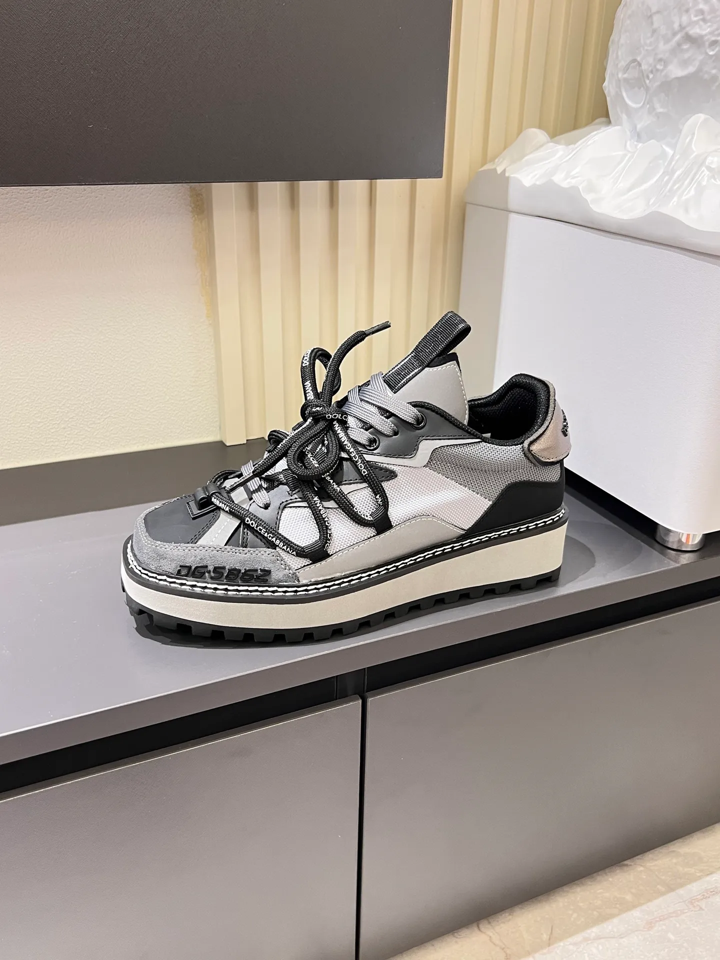 Men's men's shoes💰p640 Dolce&Gabbana/Dolce & Gabbana men's new casual sports shoes This sneaker is made of multiple materials. The nylon fabric upper is integrated with glossy leather, suede leather and rubber elements, and is decorated with reflective details. It has a silk-screen logo and a dual design of thick round and flat laces. It has a square toe, rubber foam midsole and gear pattern rubber composite sole decorated with the iconic "DG" logo. The shoe body is decorated with three-dimensional labels with the brand logo in many places. The style is fashionable and elegant, and the unique design is presented in a dazzling and modern new language. The fabric lining is paired with logo cowhide feet for a stylish and stylish look! Comes with a full set of packaging! Size: 38-44 leather shoe size (45.46 can be customized but does not support returns)